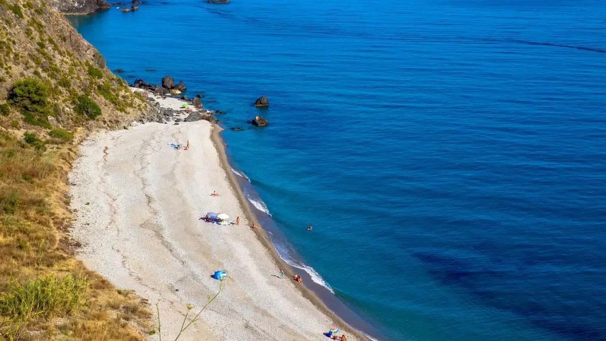 Esta es la playa de Málaga que está separada únicamente por una barrera de piedra de una piscina natural de agua dulce.