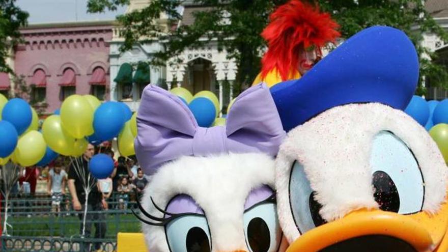 Dos animadores disfrazados de Donald y Daysy en el parque Eurodisney París.