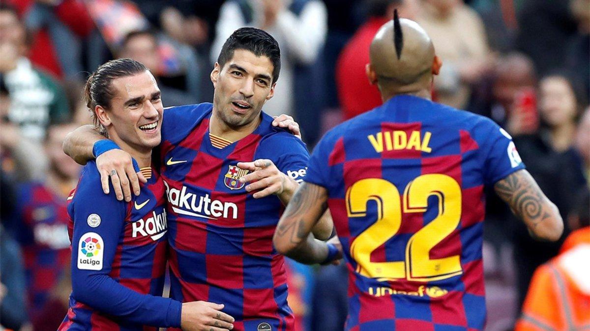 Griezmann, Luis Suárez y Arturo Vidal celebran un gol del Barça en la temporada 2020/21