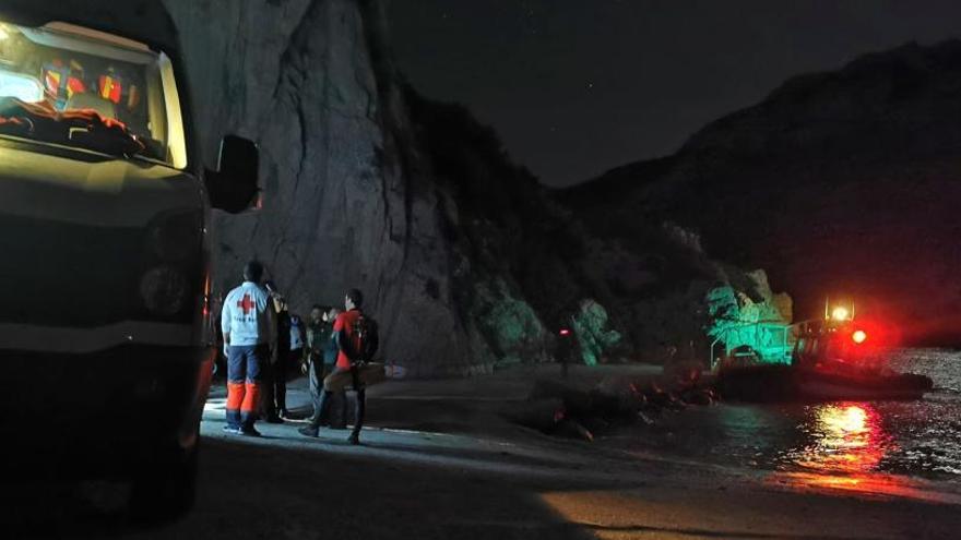 Atrapadas 21 personas por el temporal en la Cova del Llop Marí de Xàbia