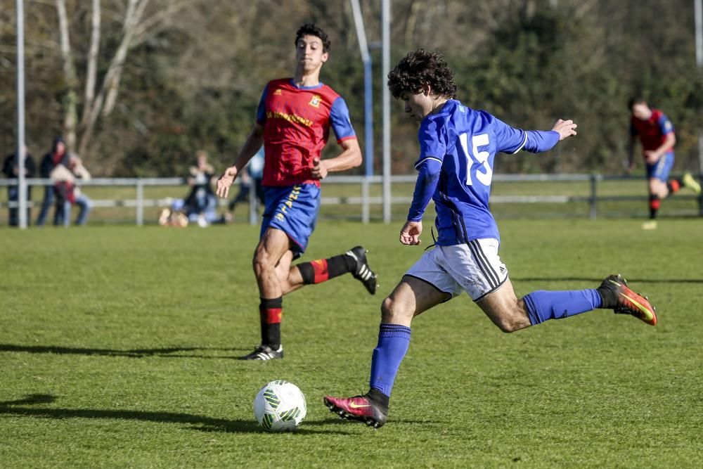 El partido entre el Oviedo B y el Condal, en imágenes