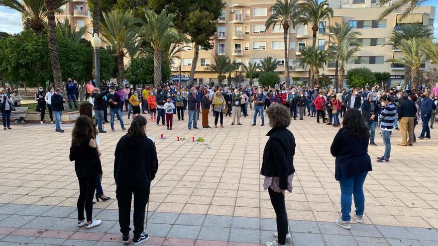 Cientos vecinos de La Hoya en el acto en repulsa del crimen de la joven funcionaria