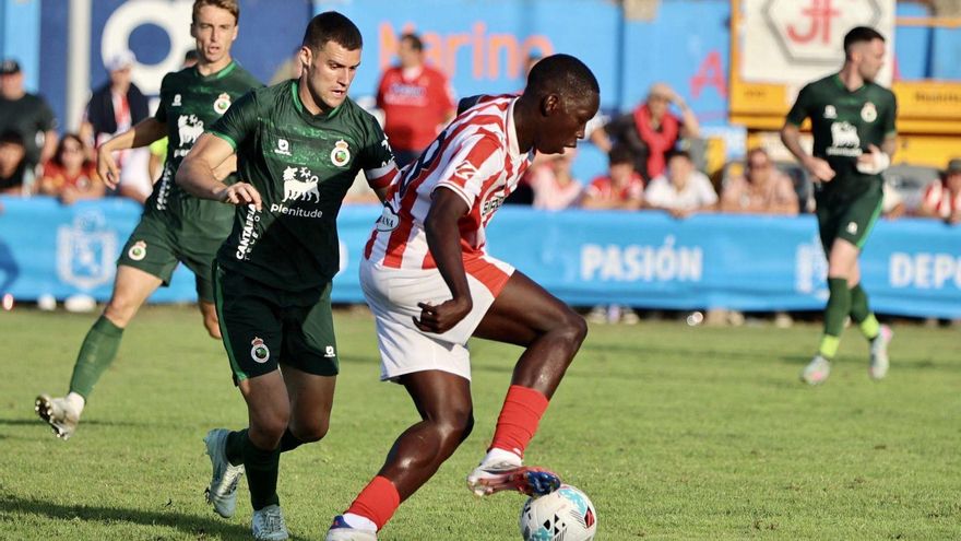 Amadou controla el balón ante Aldasoro y Javi Castro, con Mantilla al fondo, durante el partido de ayer ante el Racing de Santander. | IRMA COLLÍN