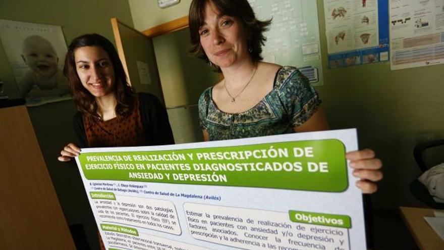 Bibiana Iglesias e Inés Olaya Velázquez, con su «póster» premiado.