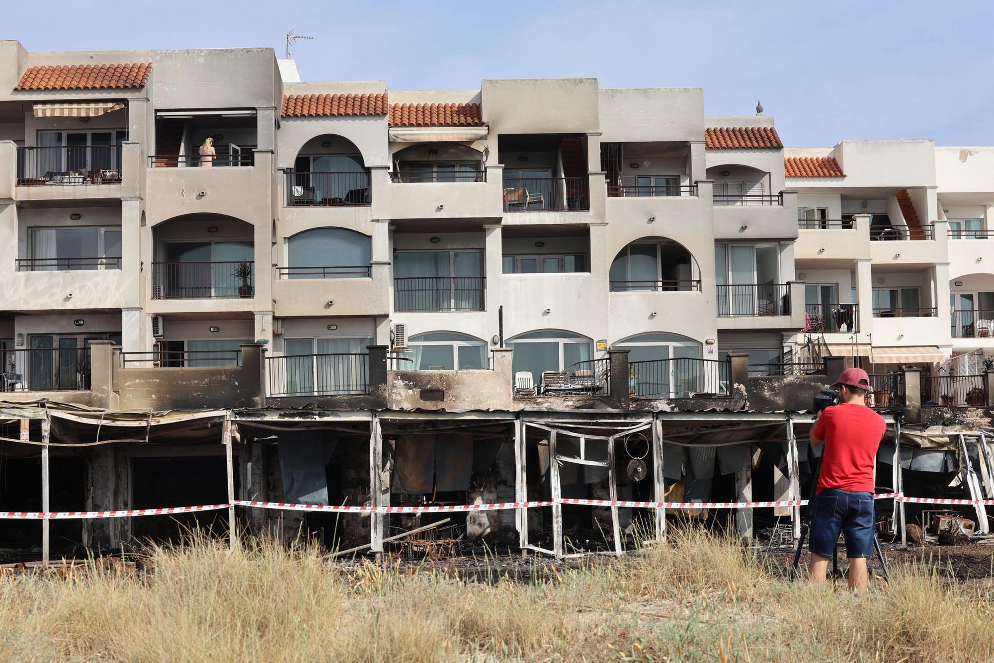 Todas las imágenes del devastador incendio en una zona de ocio de Ibiza