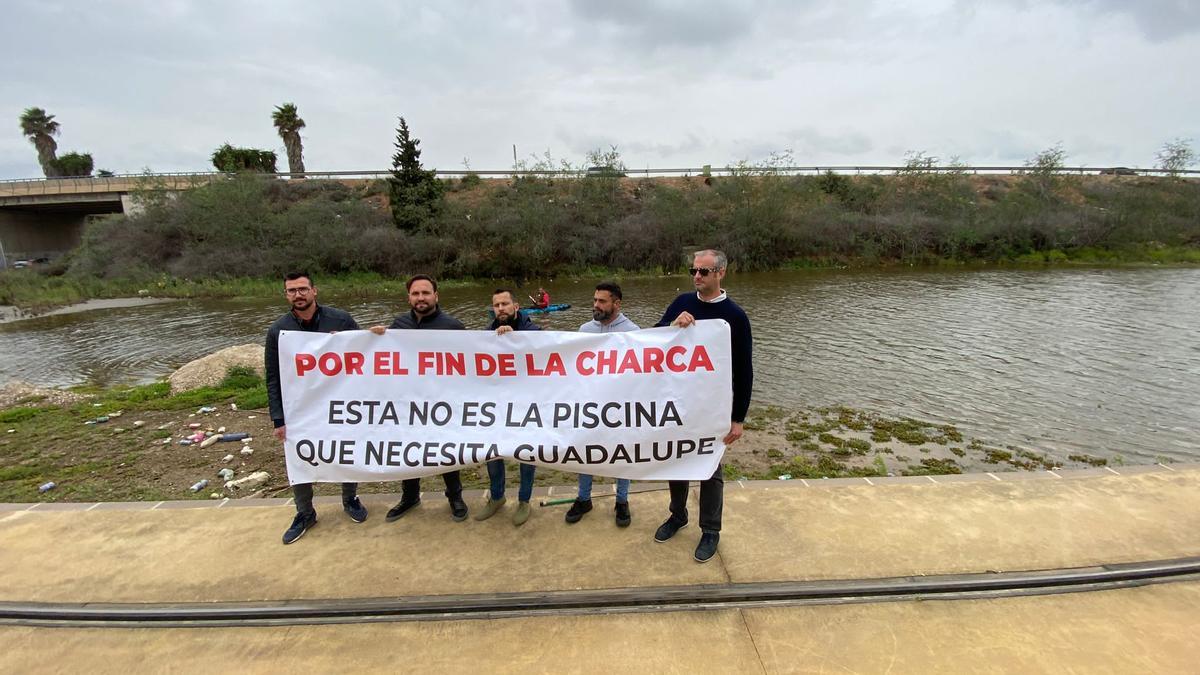 Miembros de Vox frente a la charca en Guadalupe