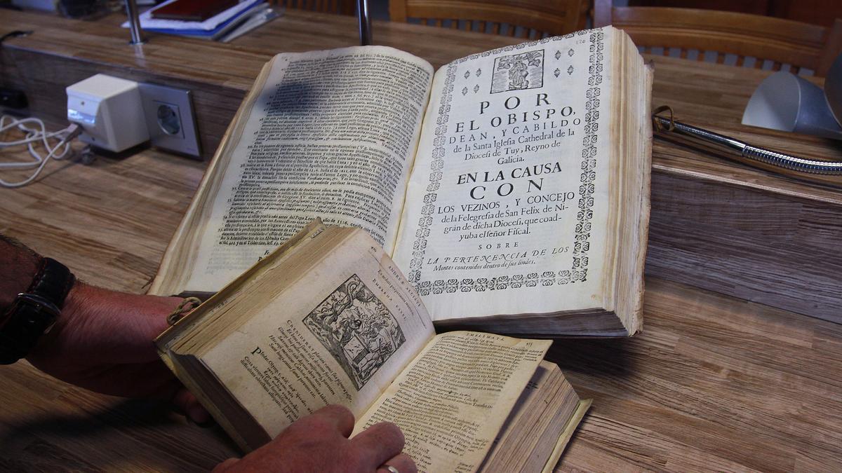 Ángel Domínguez descubrió que muchos grabados de los libros se repetían en las piezas de orfebrería.