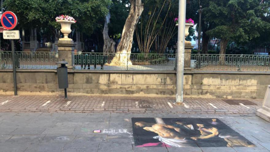 Esta es la reproducción que Freddy Chalk hizo del &quot;Cristo de la columna&quot;, de Caravaggio, en el entorno de la plaza del Príncipe de la capital tinerfeña.