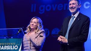 Giorgia Meloni y Marco Marsilio durante un acto de campaña en Pescara