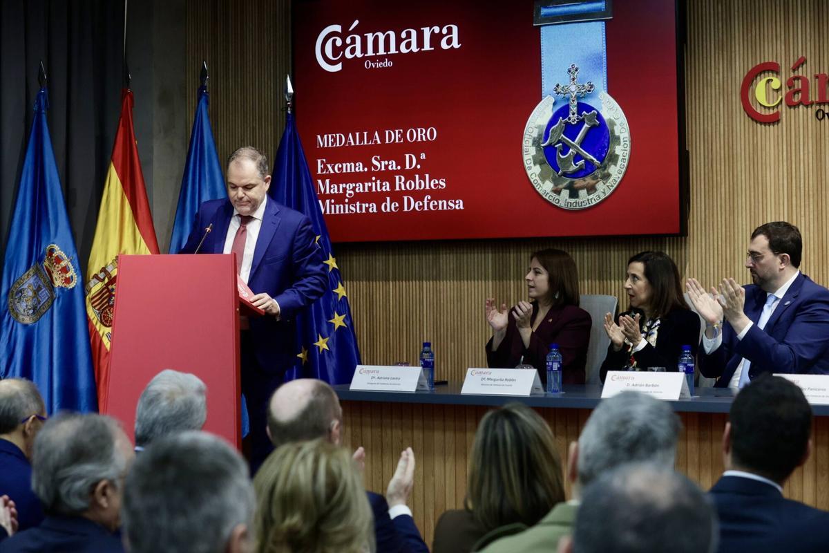 EN IMÁGENES: Margarita Robles recibe la Medalla de Oro de la Cámara de Comercio de Oviedo EN IMÁGENES: Margarita Robles recibe la Medalla de Oro de la Cámara de Comercio de Oviedo