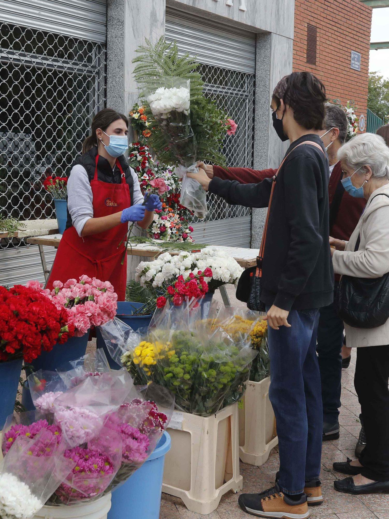 Masiva presencia en los cementerios en vísperas de Todos los Santos