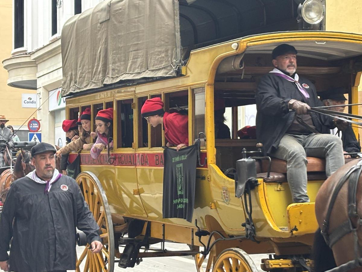 L'autobús de la diligència, ple de canalla, ha recorregut els carrers repartint caramels