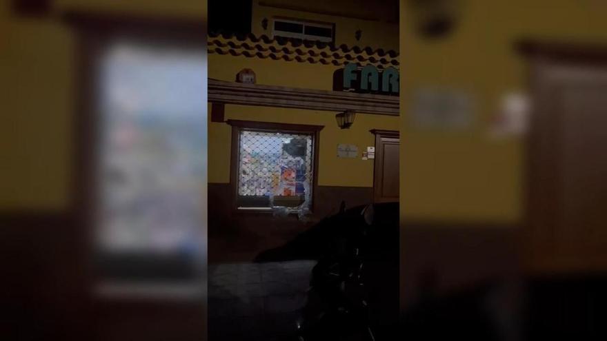 Noche de robos y corte de luz por la falta de policías en La Aldea: el ladrón estuvo 18 minutos en el centro del pueblo forzando la ventana