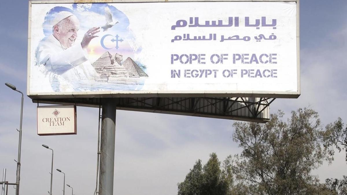 Un cartel anuncia la visita del papa Francisco, en El Cairo, el 26 de abril.