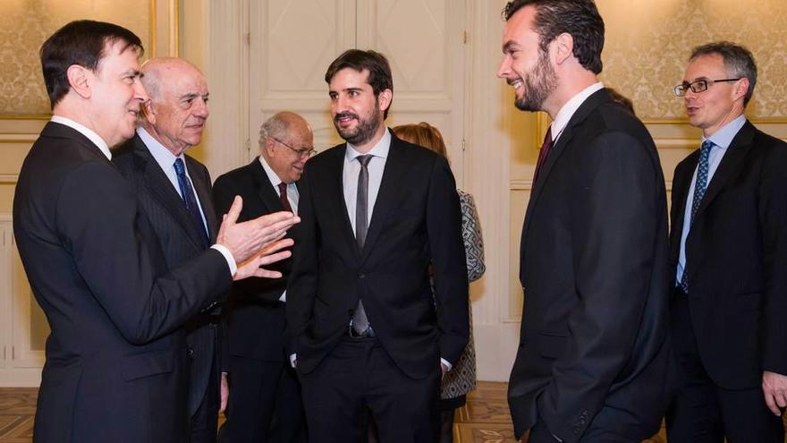 Por la izquierda, el director de la Fundación BBVA, Rafael Pardo, y el presidente, Francisco González, con los premiados Alejandro Manjavacas, Andrés Castellanos y Ángel Rubio.