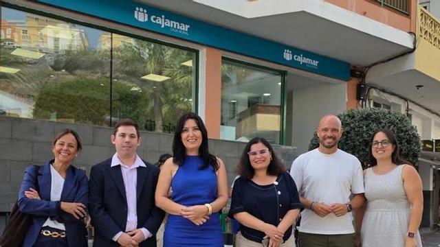 Los participantes en el acto de inauguración de la nueva sucursal de Cajamar en Candelaria