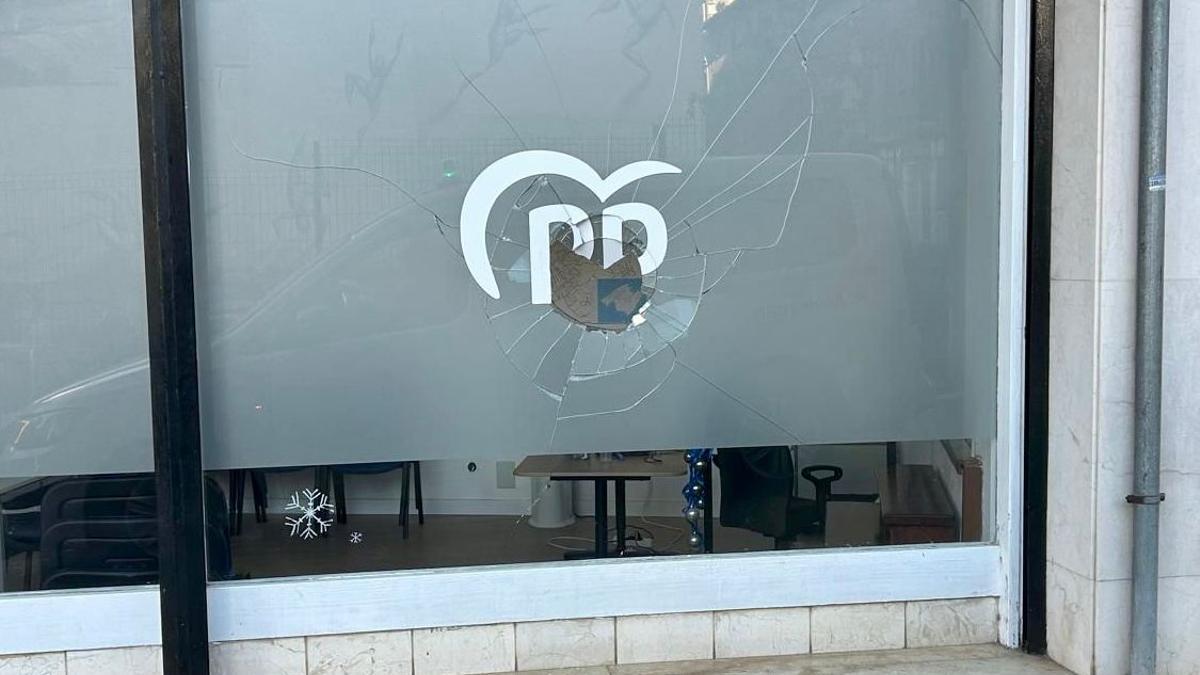 Así ha quedado una de las cristaleras de la sede local del PP de Inca tras el acto vandálico.
