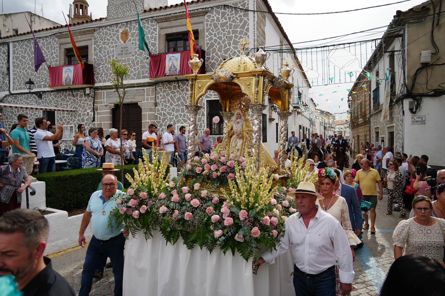 Cientos de piostros acompañan a la Virgen de Piedrasantas en Pedroche