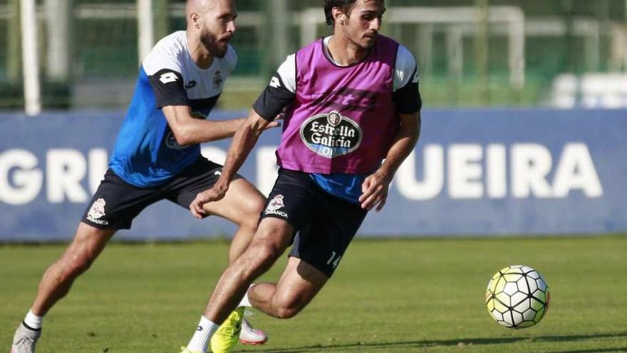 Alejandro Arribas conduce el balón ante Laure ayer por la tarde en Abegondo.