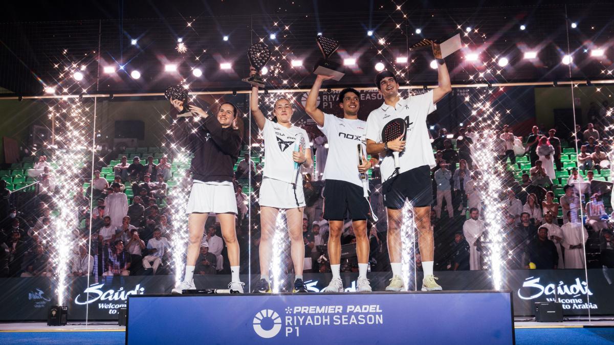 Los campeones de Riad con sus trofeos