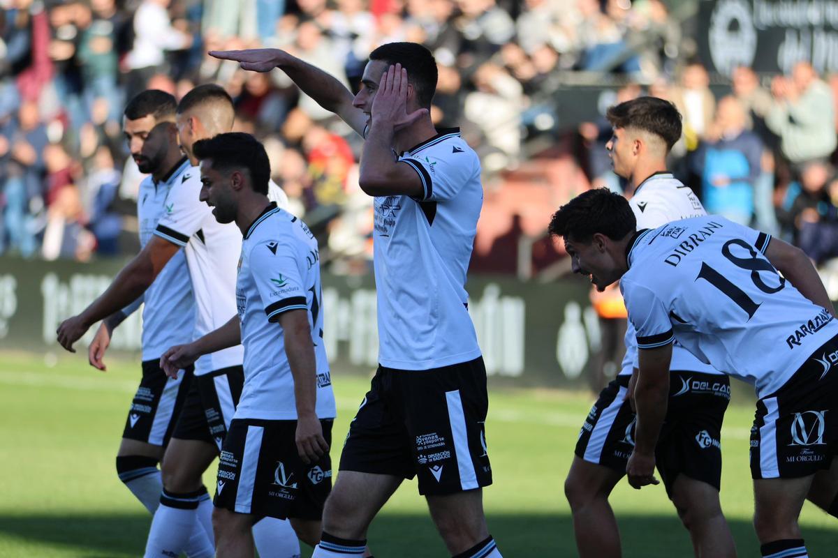 Álvaro García celebra un gol con el Mérida esta temporada.