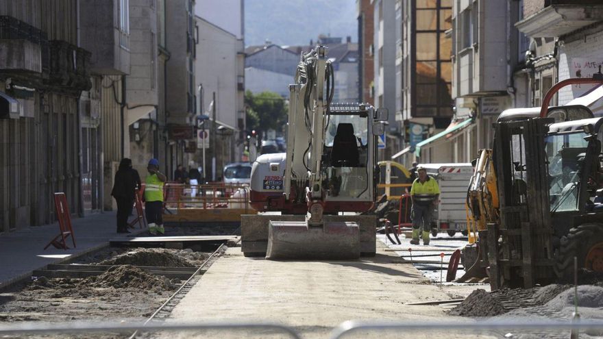 Trabajadores en las obras de humanización de la calle Progreso, a mediados de este mes. | // BERNABÉ/J.LALÍN
