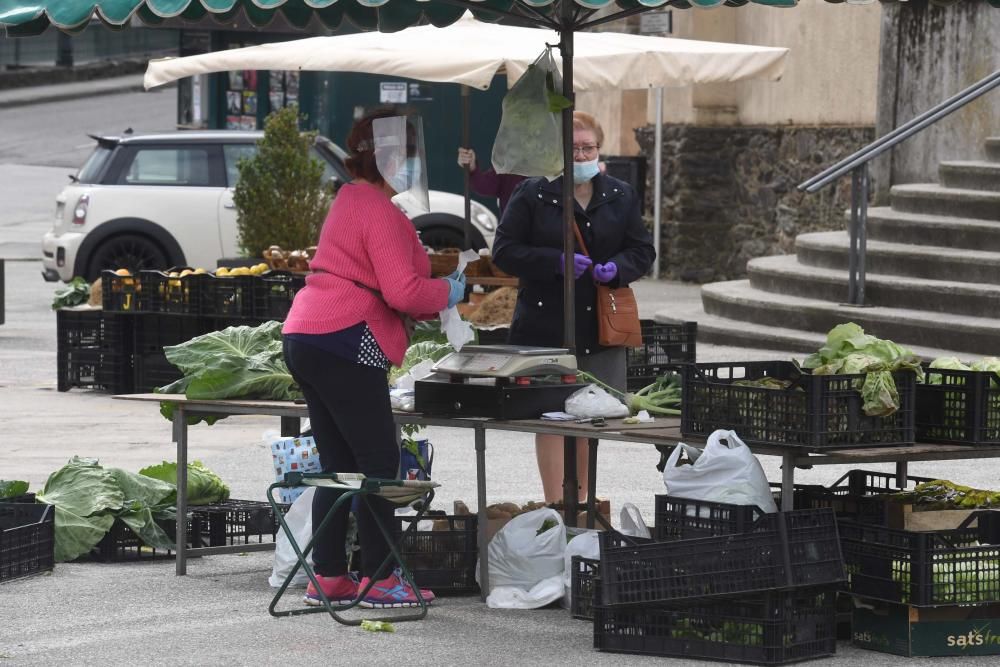 Una docena de vendedores de productos agroalimentarios de toda la comarca coruñesa acudieron a la plaza Irmáns García Naveira de Betanzos en el primer mercado semanal desde el inicio del confinamiento