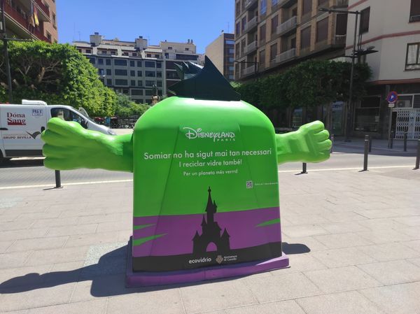 Galería de fotos | Furor en Castelló por los contenedores de reciclaje de Disney