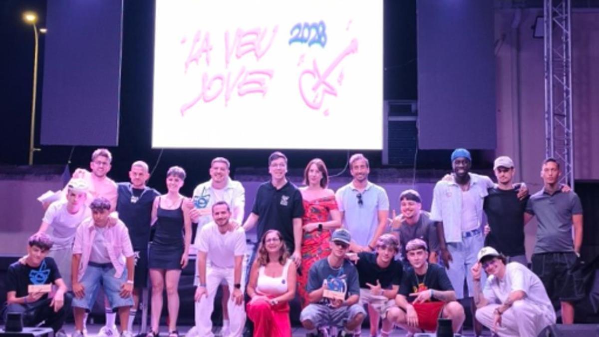 Los mejores concursantes, organizadores y jurado, en la foto final de familia de La Veu Jove de Gandia