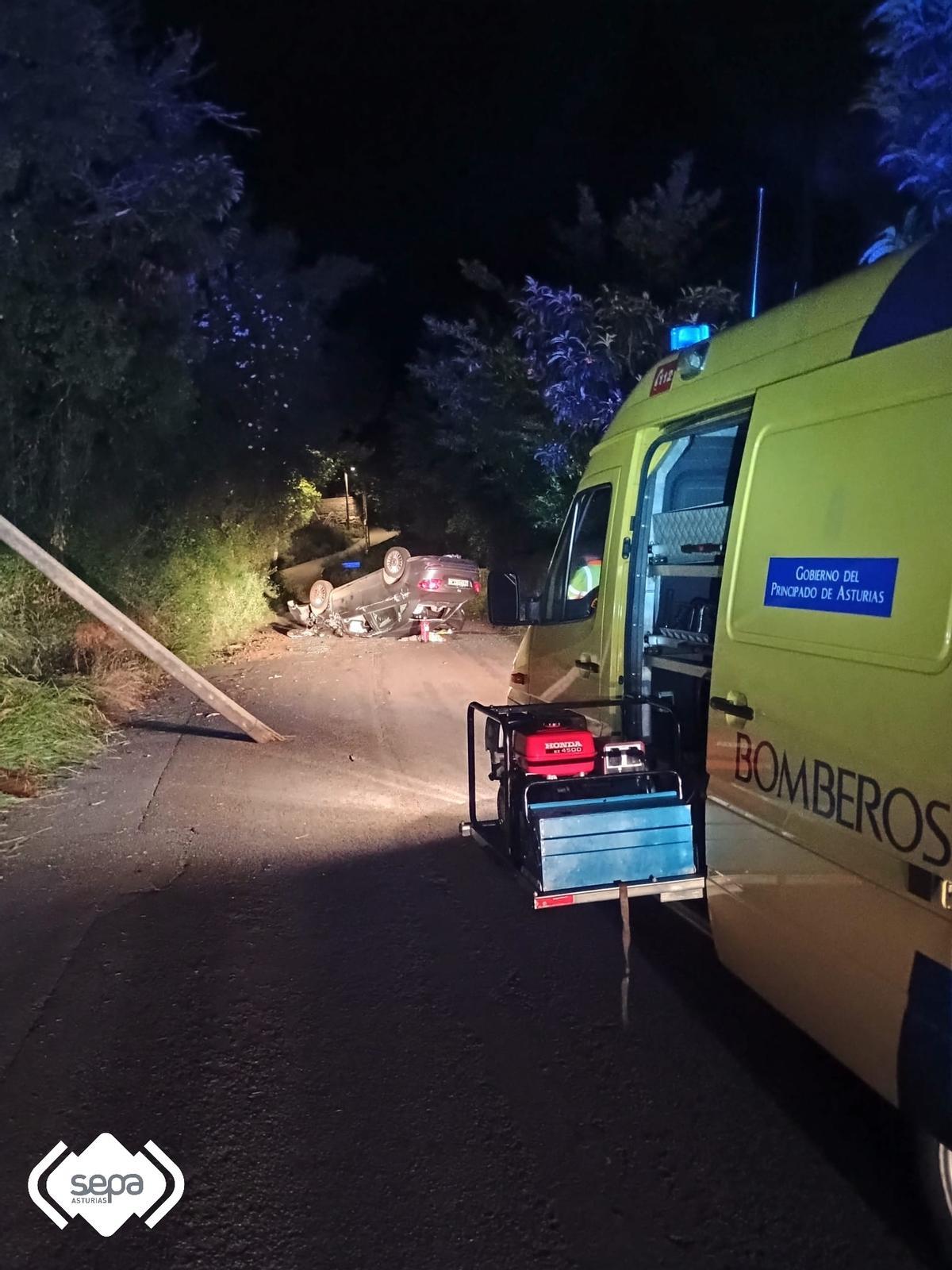 Los bomberos, en el lugar del accidente.