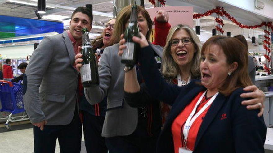 Un grup de treballadors de Carrefour celebrant el 1r premi de la Grossa.