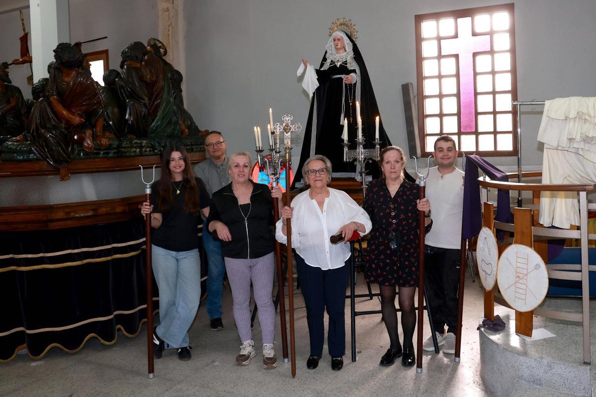 Cofrades con la talla de la Virgen del Mayor Dolor.