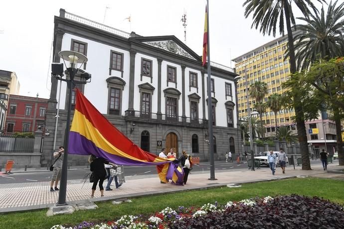 17-07-19 CANARIAS Y ECONOMIA. PARQUE DE SAN TELMO. LAS PALMAS DE GRAN CANARIA. Manifestacion, concentracion y despliegue de la bandera republicana delante del Palacio Militar. Fotos: Juan Castro.  | 17/07/2019 | Fotógrafo: Juan Carlos Castro