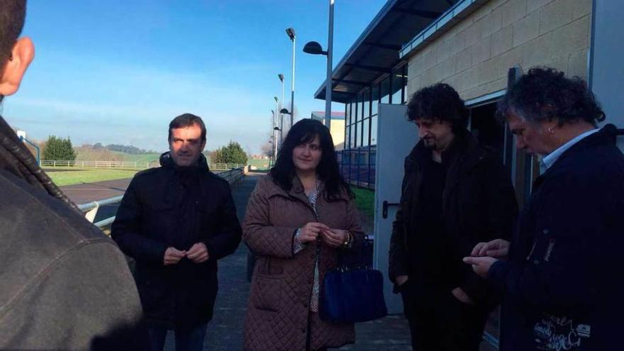 La alcaldesa, Amelia Fernández, junto al polideportivo, ayer.