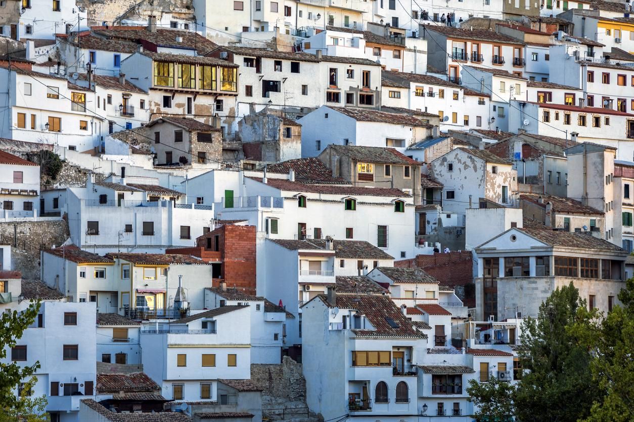 Casitas típicas en Alcalá del Júcar.