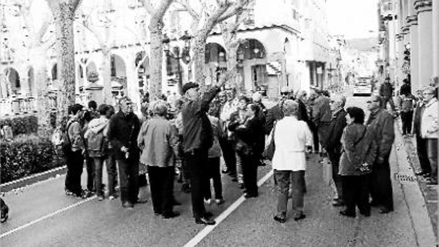 Els jubilats del Casal Sant Jordi van tallar el trànsit a les set del vespre d&#039;ahir a Olot.