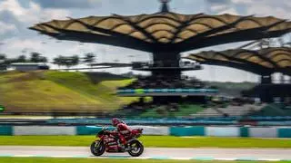 Márquez domina en Malasia mientras Martín recae de su mano fracturada