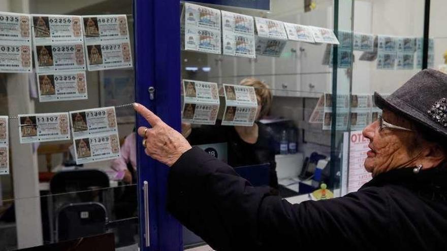 Una mujer elige un número para el sorteo.