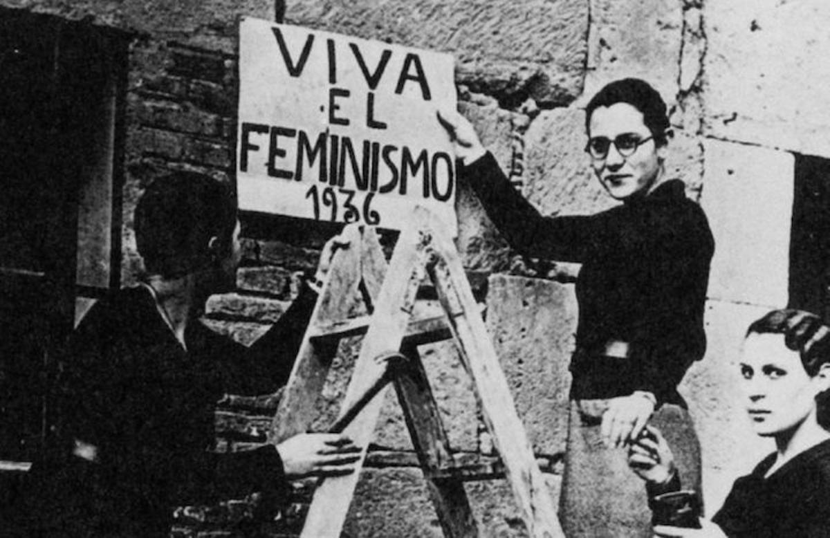 Las mujeres de la República. María Telo, que con el tiempo se ganó el título de «abogada de la igualdad», colgó este cartel el 1 de Mayo de 1936 en Salamanca. Pocas semanas después, estalló la Guerra Civil, cuyos ganadores trituraron avances –como el divorcio y la despenalización del aborto– logrados durante la República. En adelante, el destino de las mujeres basculó entre la represión, el exilio y la domesticidad asfixiante.