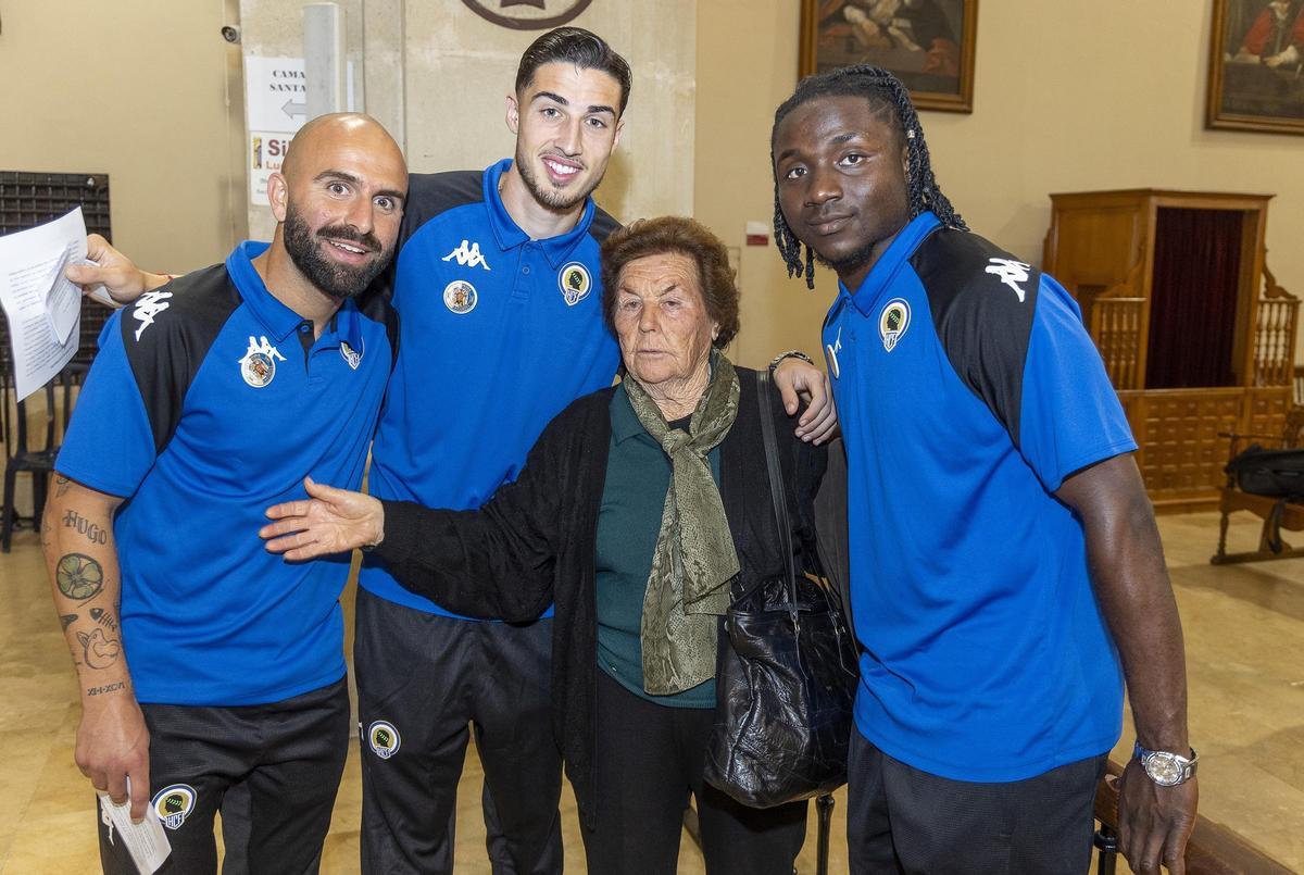 Richie Dapaah, posa en el monasterio de la Santa Faz con una feligresa junto a Javi Jiménez y Ropero.