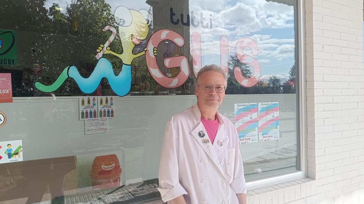Gustavo García, en el exterior de su negocio.