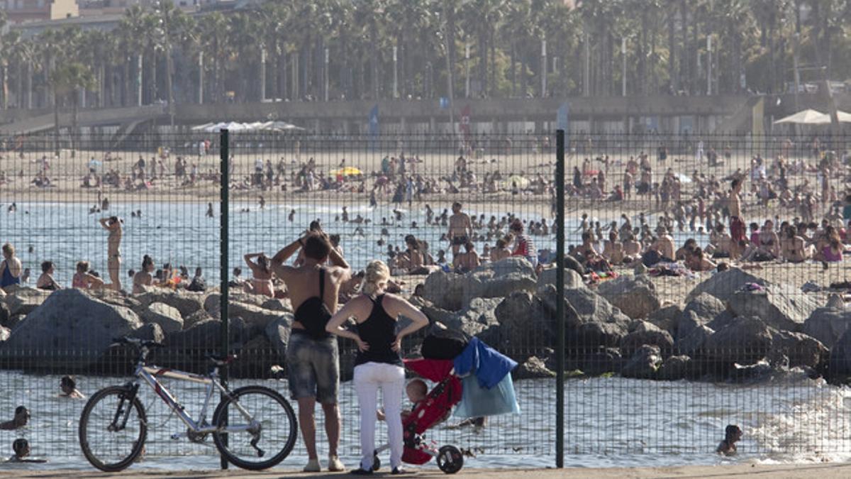 Día de calor en la playa del Somorrostro, en Barcelona.