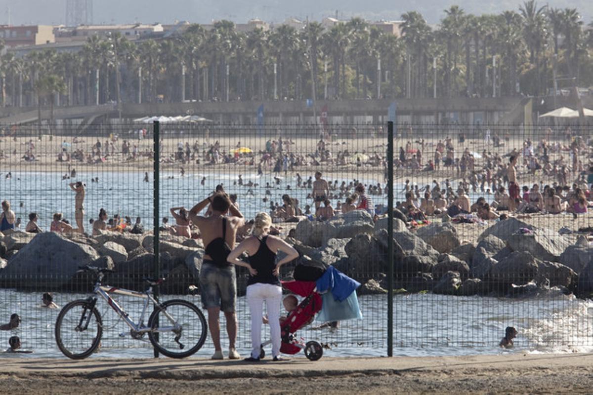 Dia de calor a la platja del Somorrostro, a Barcelona.