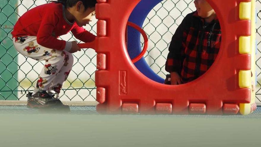 Dos niños, jugando en un parque infantil. // Reuters