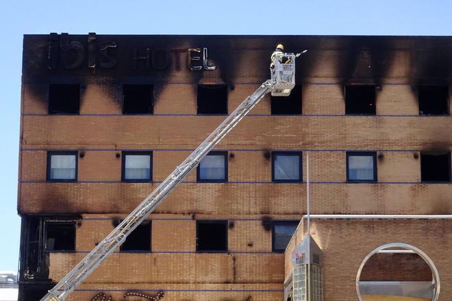 Incendio del Hotel Ibis y 'Le Grand Café' de Málaga, en imágenes