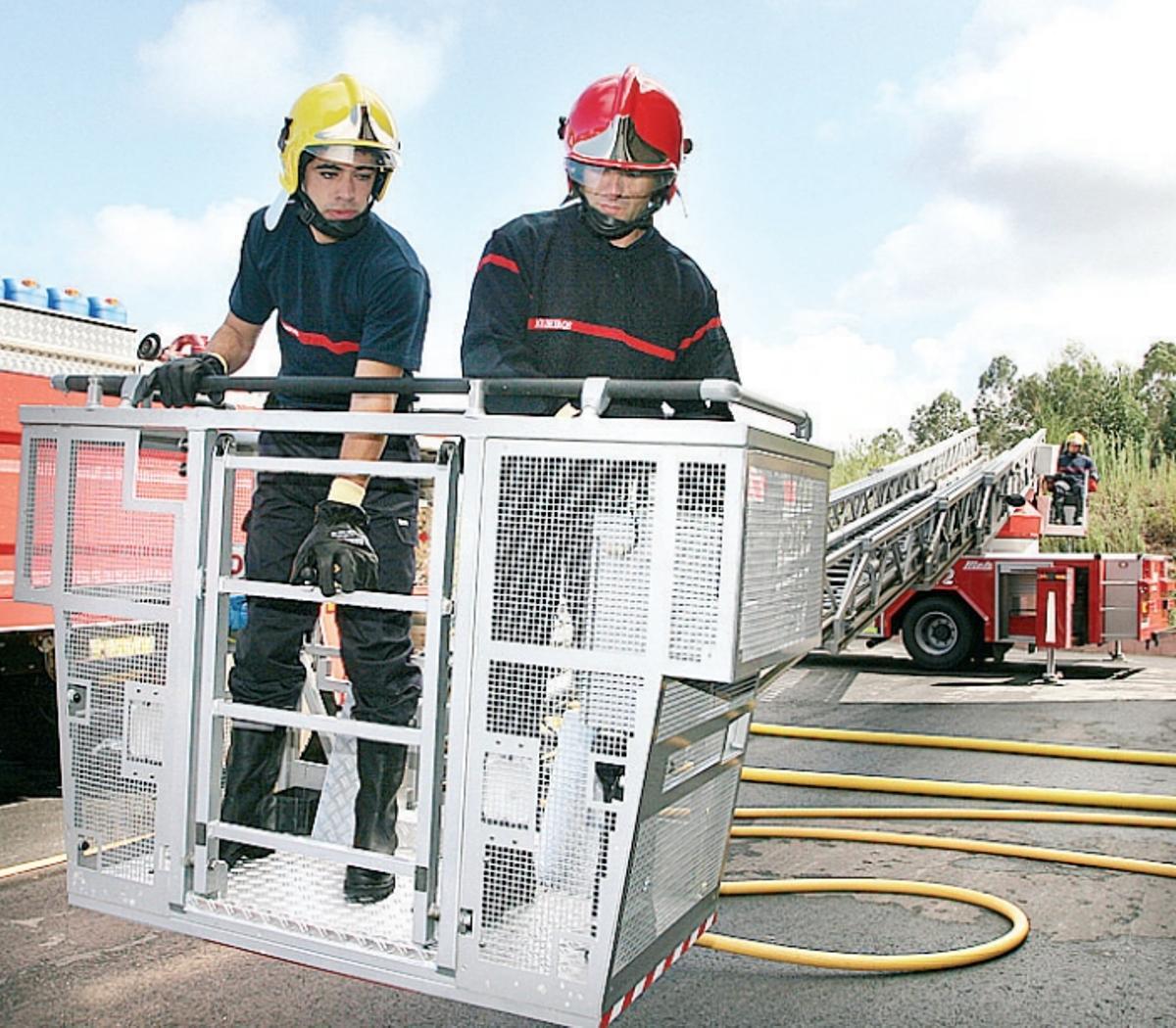 Víctor Docampo, a la izquierda, el primer día de trabajo en el parque comarcal de bomberos de O Morrazo en agosto de 2006.