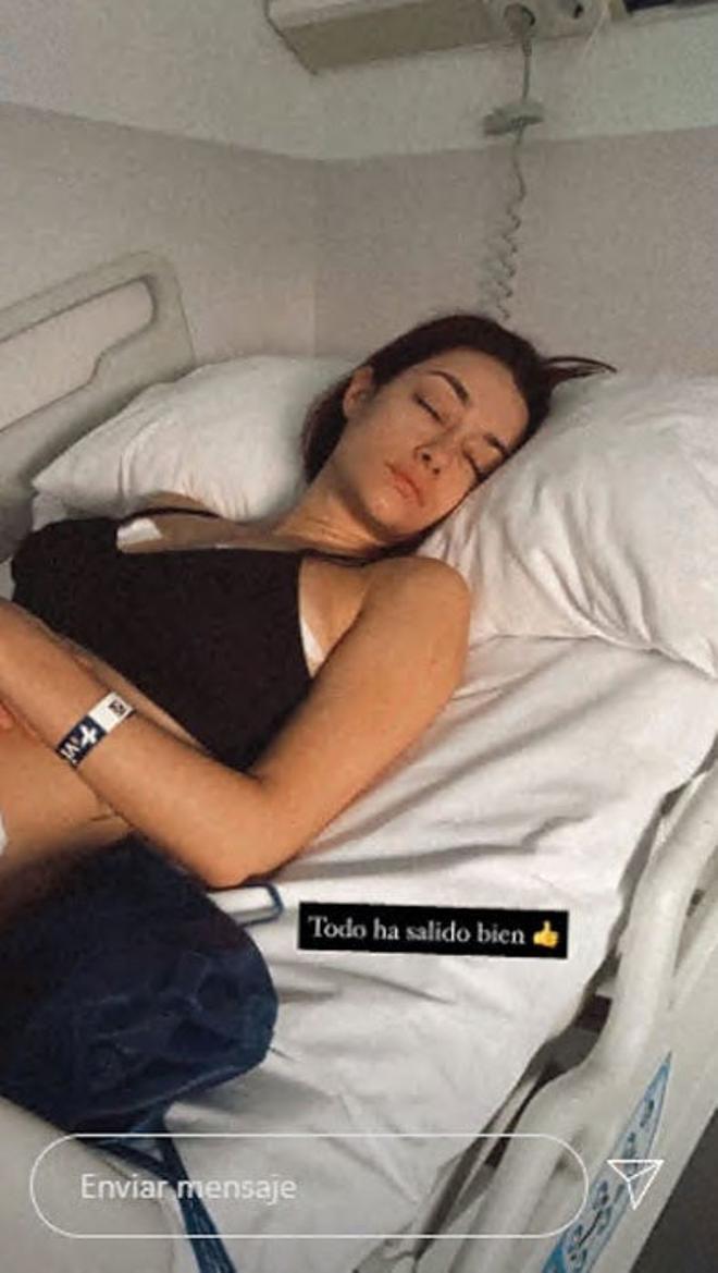 Adara Molinero tras la operación de pecho: tumbada en la cama del hospital