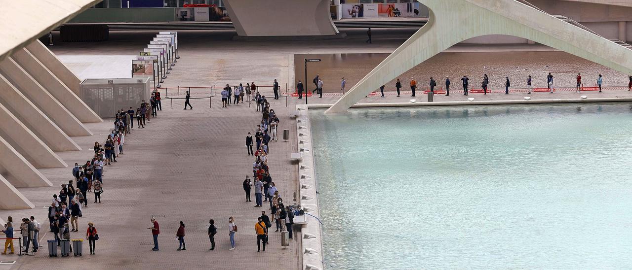 Miles de personas acuden cada día a la Ciutat de les Arts i les Ciències para recibir la vacuna contra la covid en el vacunódromo habilitado en la ciudad de València, esta semana.  | M.A. MONTESINOS