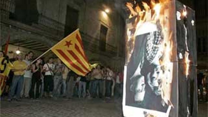 Cientos de Independentistas queman fotos de la Familia Real en Girona