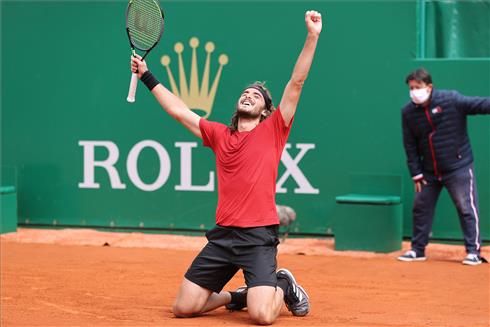 Tsitsipas celebra la victoria.